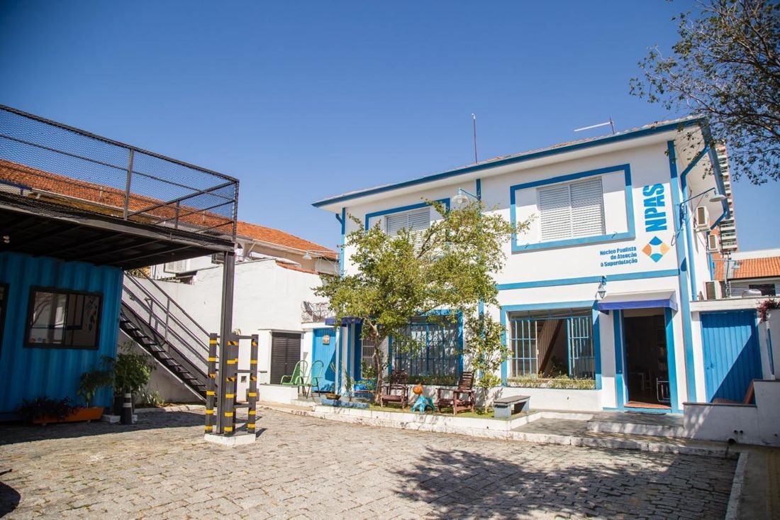 A casa do NPAS em Campo Belo, azul e branca, com pátio de pedras